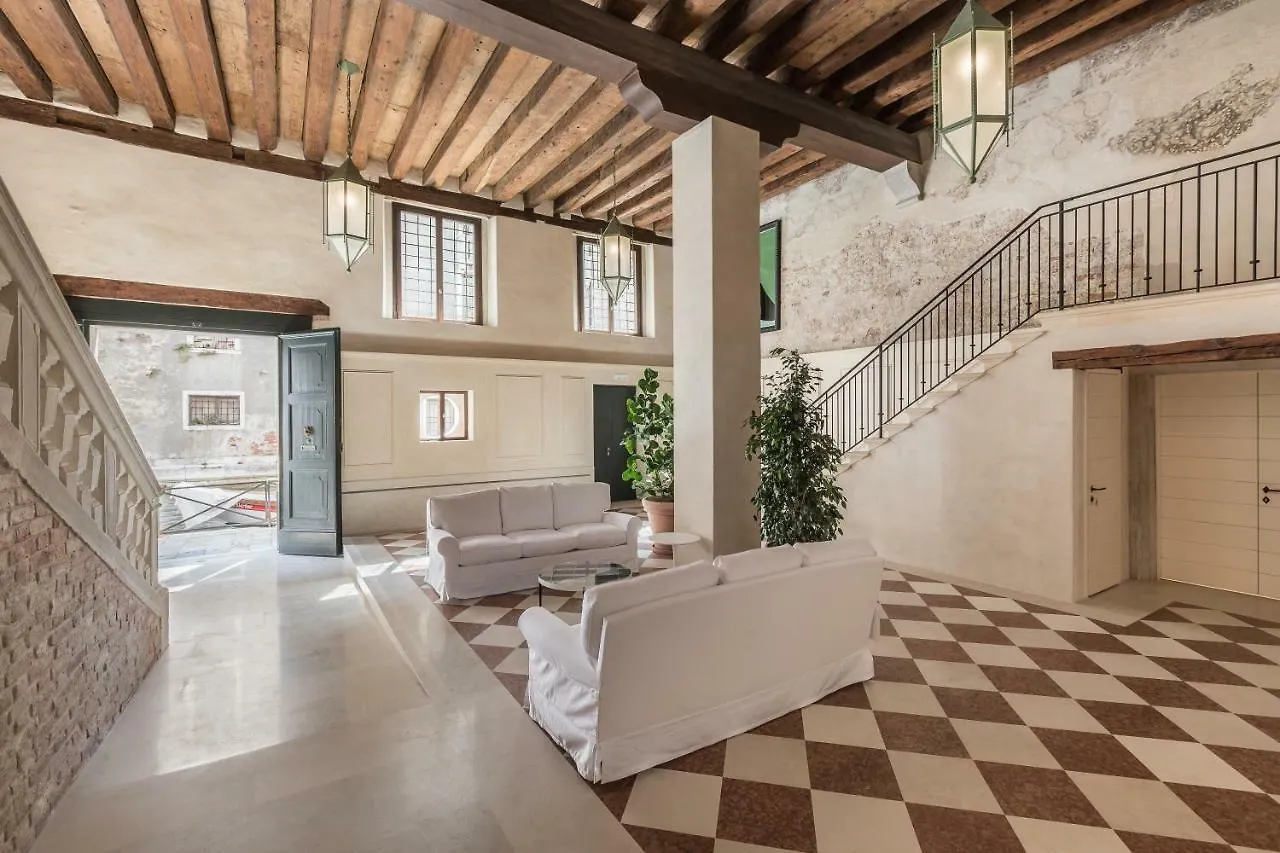 Exquisite Pied-A-Terre With Balcony Apartamento Veneza
