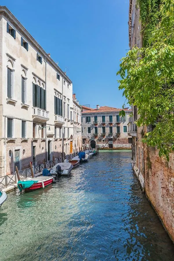 Exquisite Pied-A-Terre With Balcony Apartment Venice