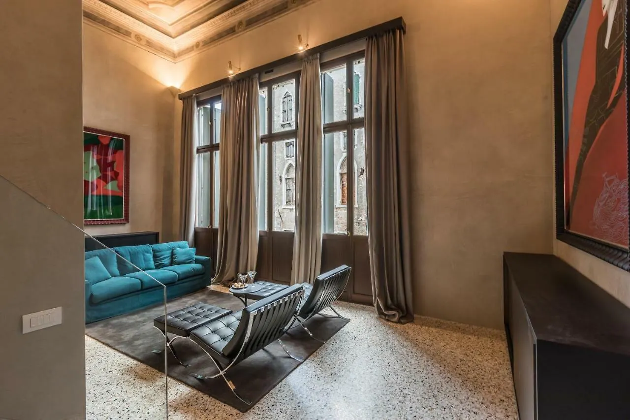 Exquisite Pied-A-Terre With Balcony Apartment Venice