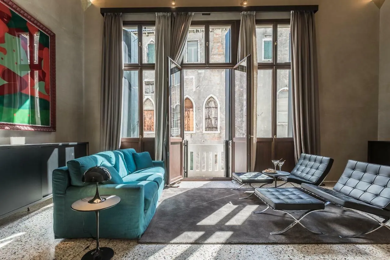 Exquisite Pied-A-Terre With Balcony Apartment Venice