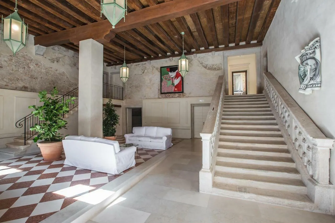 Exquisite Pied-A-Terre With Balcony Apartamento Veneza