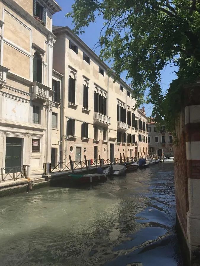 Exquisite Pied-A-Terre With Balcony Apartment Venice