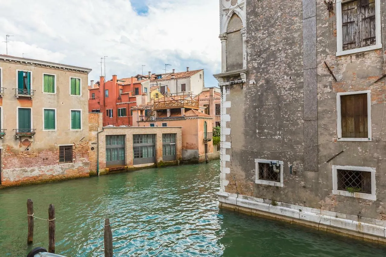 Exquisite Pied-A-Terre With Balcony Apartment Venice 0*,  Italy